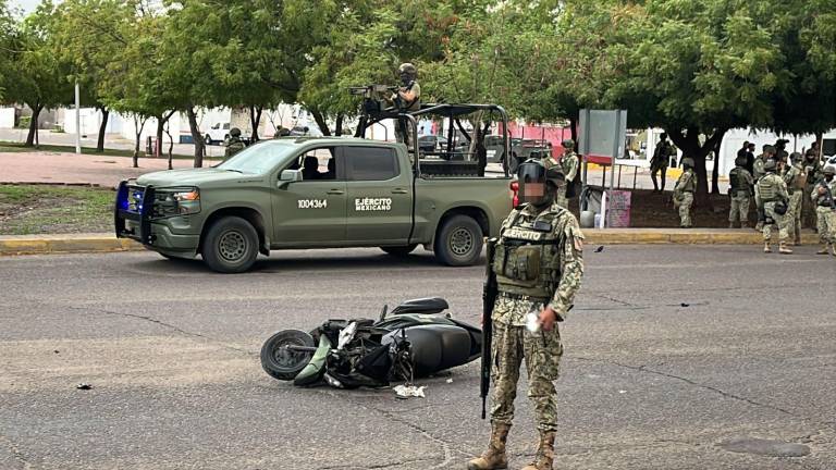 El lesionado fue atendido en el lugar por personal médico militar y posteriormente trasladado a un hospital.