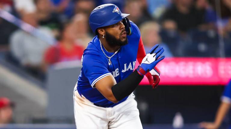 Vladimir Guerrero Jr. se visitió de héroe por los Azulejos.