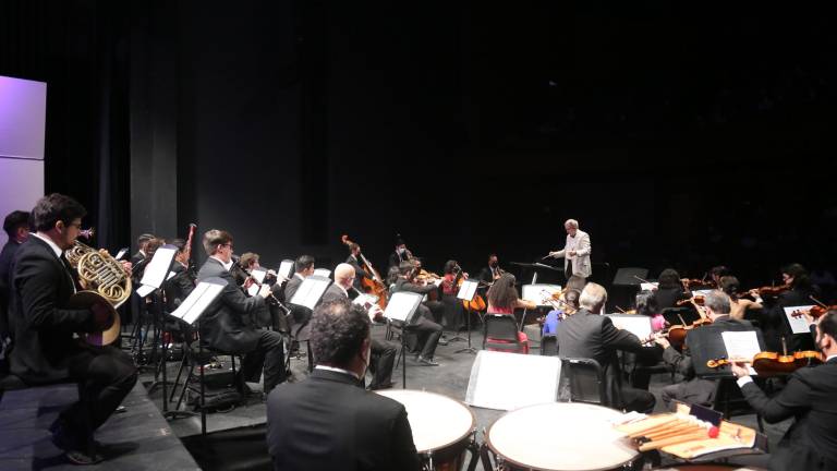 La Sinfonietta Philomusica Juventus es dirigida por Gordon Campbell.