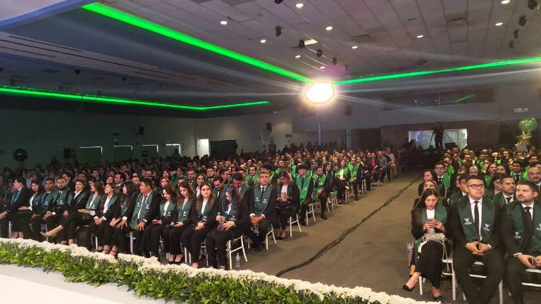 Alumnos de preparatoria y hasta maestría egresan del Tecmilenio.