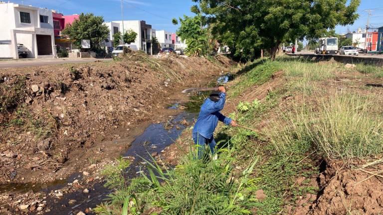 Personal del Ayuntamiento de Mazatlán trabaja en la limpieza de canales y arroyos.