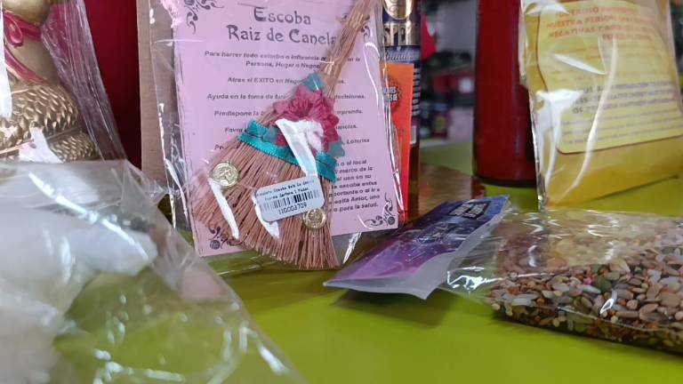 En tiendas naturistas de Escuinapa clientes buscan amuletos para atraer la buena suerte y el dinero.