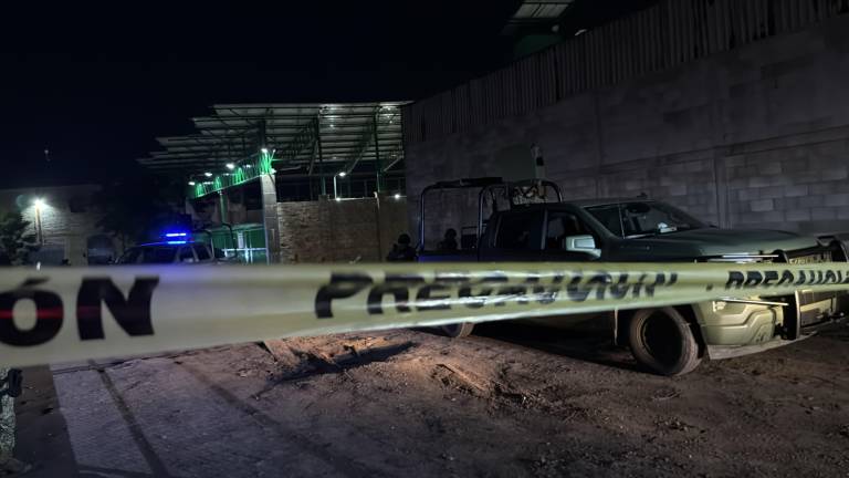 Elementos del Ejército y peritos de la Fiscalía aseguraron la zona del ataque en la colonia Providencia, al sur de Culiacán.