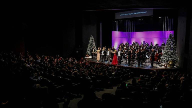 La OSSLA y los cantantes Hildelisa Hangis, Octavio Rivas, Alejandra Gómez y Tomás Castellanos, dirigidos por Raúl Aquiles Delgado, en el Concierto Decembrino.