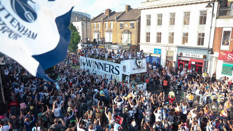 Tottenham festeja ante unos 40 mil aficionados.
