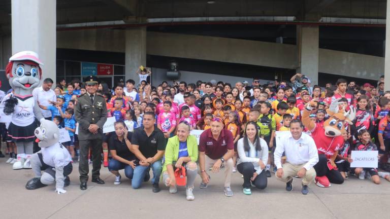 Autoridades y deportistas se dan cita en el estadio Teodoro Mariscal para la inauguración.