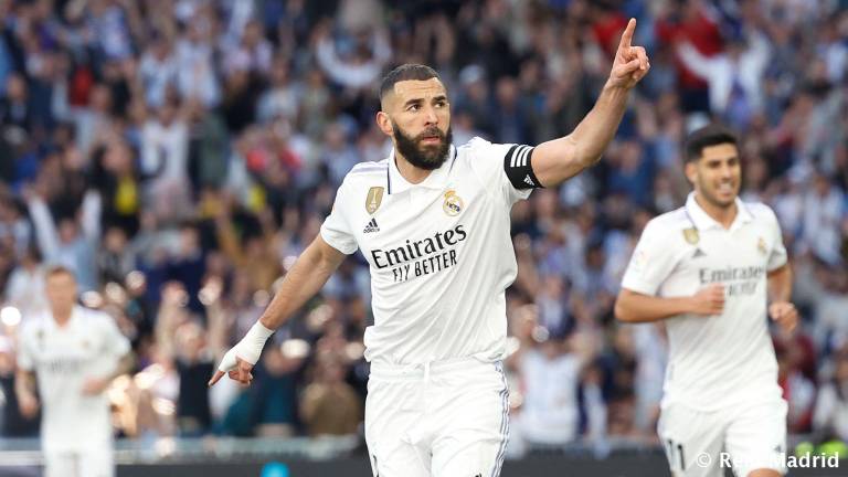 Karim Benzema marca tres goles por los merengues.