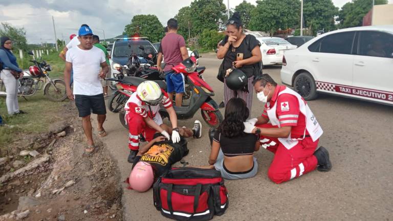 Las dos jovencitas circulaban por la Múnich y por causas desconocidas, la conductora perdió el control de su moto.