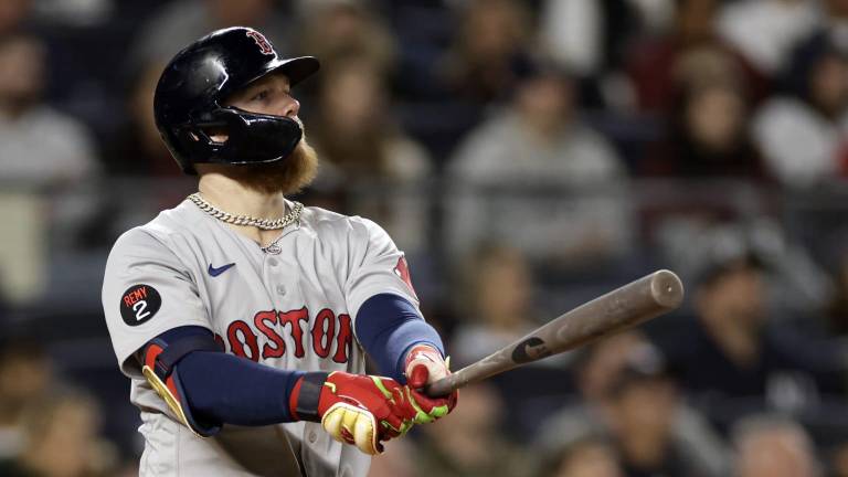 Alex Verdugo levanta la mano para jugar el Clásico.