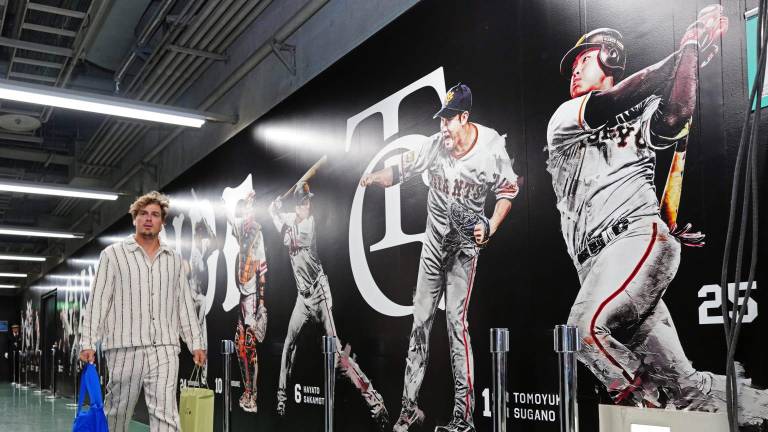 Kike Hernández durante su llegada al Tokyo Dome para el inicio de la temporada de Grandes Ligas.