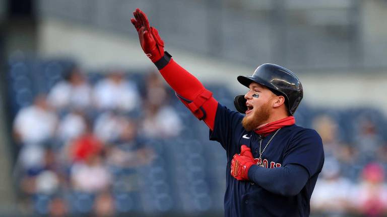 Alex Verdugo celebra su cuadrangular clave para los Medias Rojas.