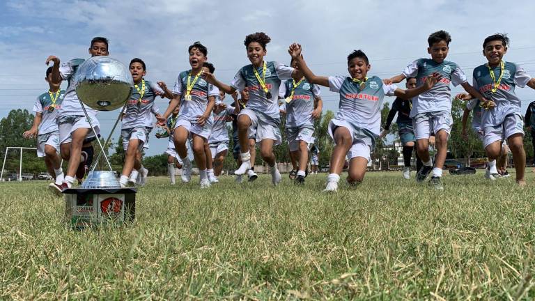 Mazatlán Imdem celebra en grande la conquista del título.