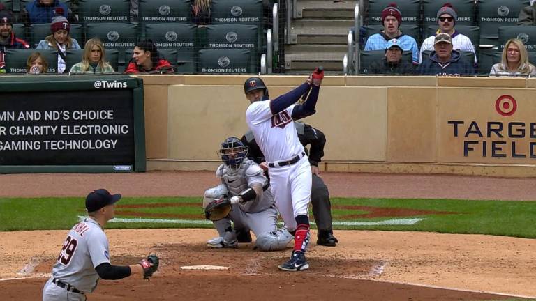 Carlos Correa limpia las bases con doble.