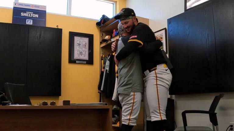 Paul Skenes abraza a Derek Shelton tras darle la noticia.