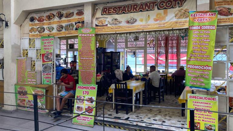 Los locales de comida del mercado esperan que con el Carnaval mejoren las ganancias.