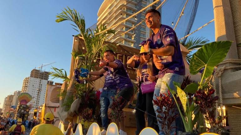 Mazatlán FC desfila en el carro de un patrocinador.