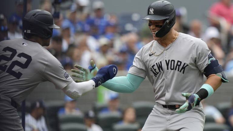 Aaron Judge es felicitado por su jonrón.