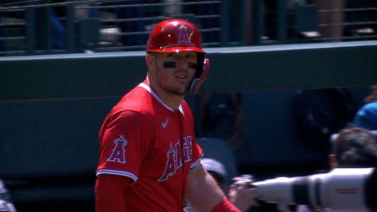 Mike Trout sale del juego con aparente lesión.