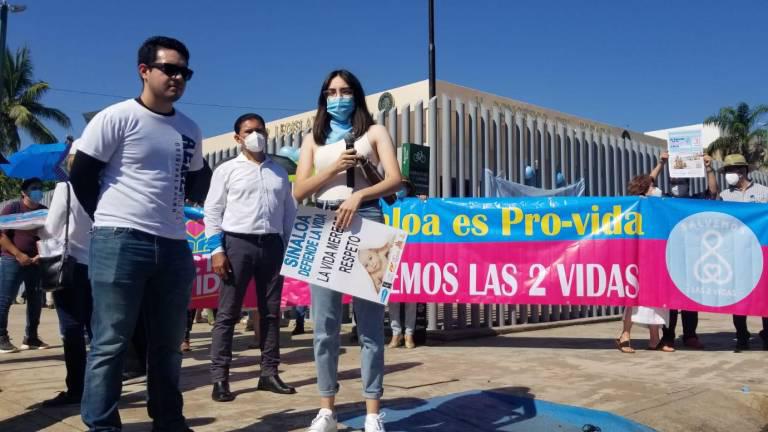 Grupos pro vida concentrados afuera del Congreso de Sinaloa.
