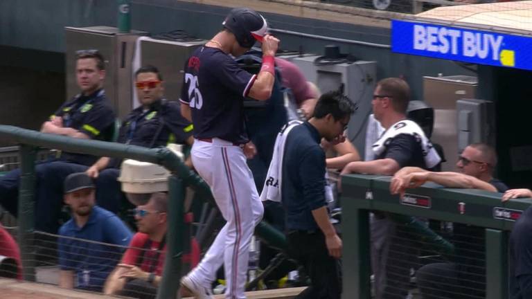 Max Kepler sale lesionado.