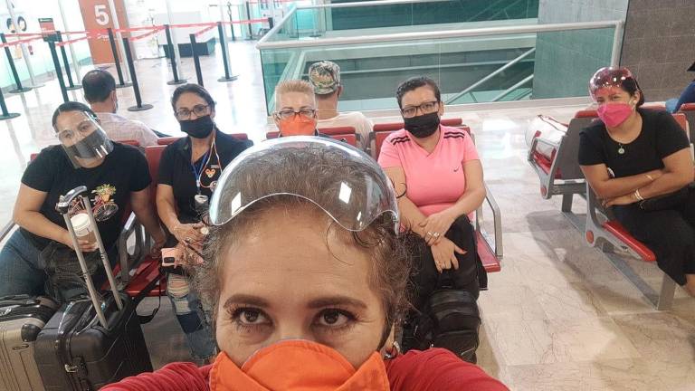 El grupo de buscadoras sinaloenses en la espera de vuelo para ir a Oaxaca.