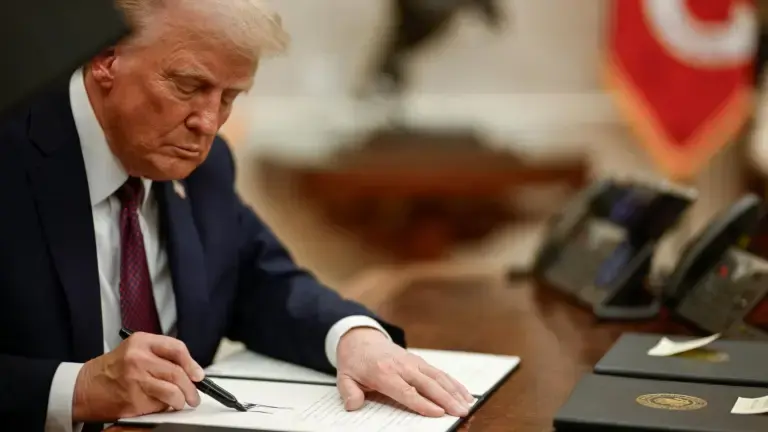 La Casa Blanca oficializó que el aumento de aranceles a productos mexicanos y canadienses entrará en vigor hasta el próximo mes.