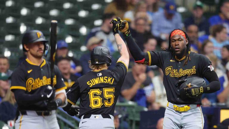 Jack Suwinski es felicitado por Oneil Cruz tras conectar jonrón.