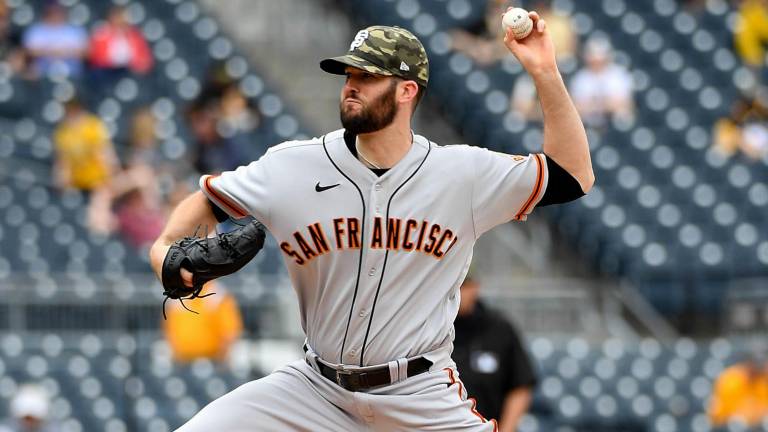 Alex Wood mejoró su marca a 5-0 en la presente temporada.