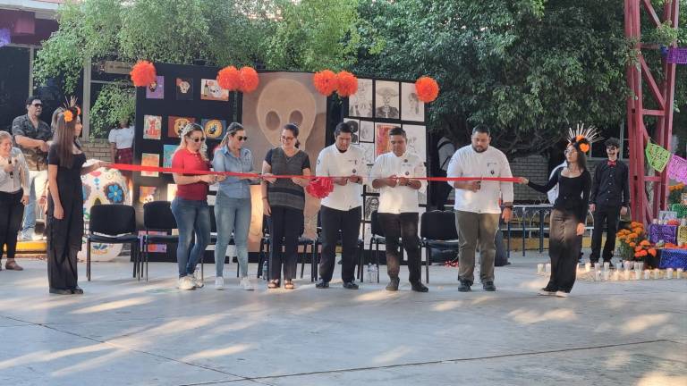 Corte de listón del festival del Día de Muertos en el Cbtis 51 de Mazatlán.