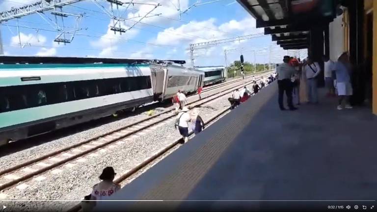 Videos difundidos en redes sociales muestran uno de los vagones fuera de las vías y ladeado, mientras que otro muestra daños al interior del tren.