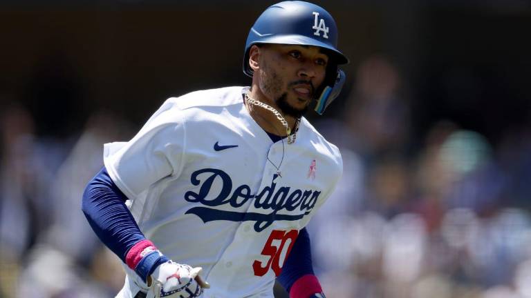 Mookie Betts produce dos con jonrón.