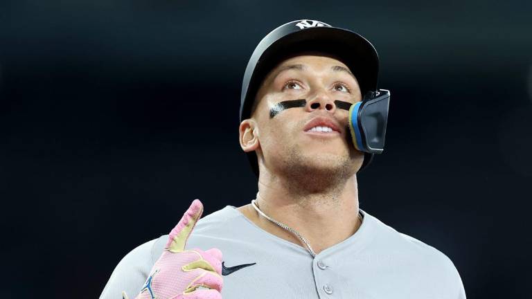 Aaron Judge pega un jonrón decisivo en la octava entrada.