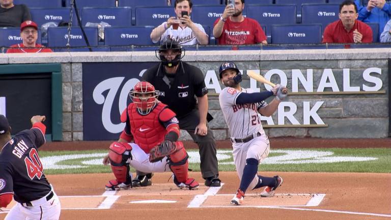 José Altuve abre el juego con jonrón.