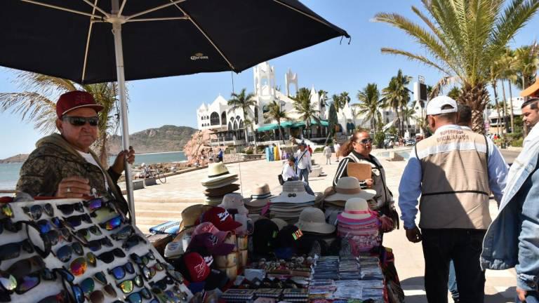 Vendedores de playa en el malecón.