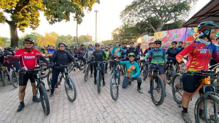 Los ciclistas concluyeron su travesía en la laguna del Iguanero.