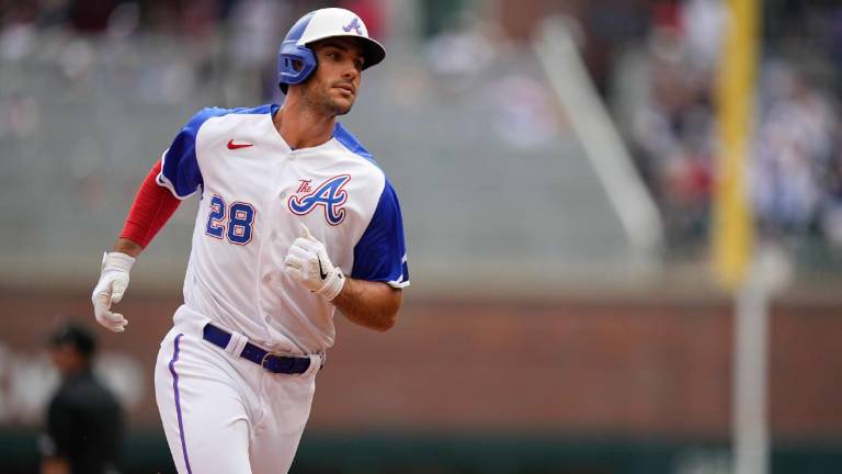 Matt Olson recorre las bases tras su grand slam.