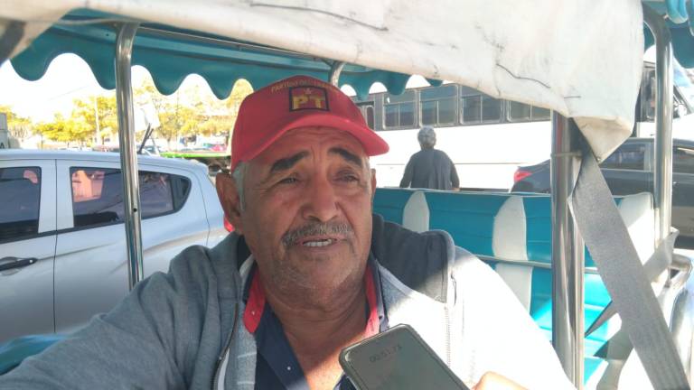 Los conductores de pulmonías, como Saúl Valdez, enfrentan dificultades para costear el combustible debido a la inflación y la baja afluencia de pasajeros.