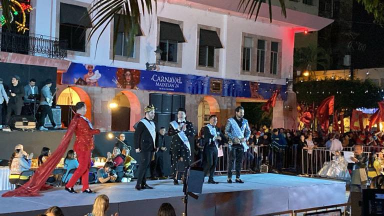 Los candidatos a Rey del Alegría despiden a su real majestad Víctor Quiroz.