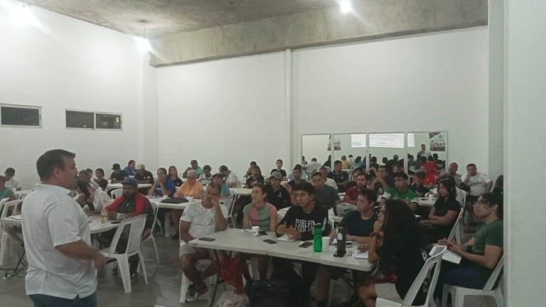 Rafael Ballesteros imparte la charla a los entrenadores.