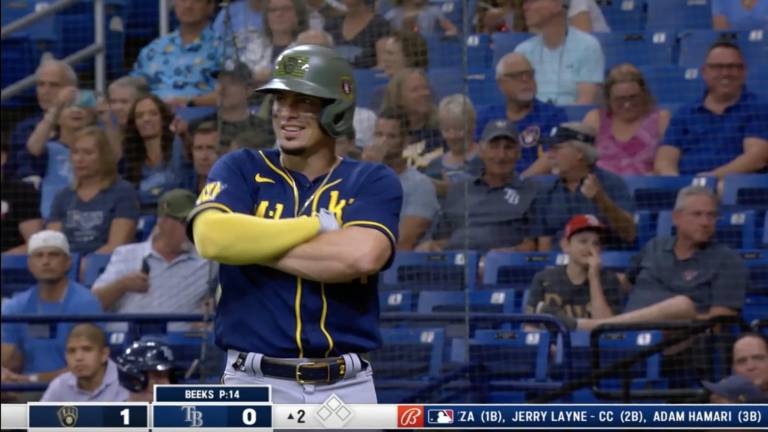 Así celebra Willy Adames tras volarse la cerca.