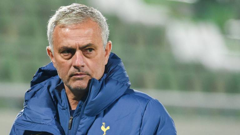 José Mourinho fue destituido del Tottenham una semana antes de que el equipo dispute la final de la Copa de la Liga.