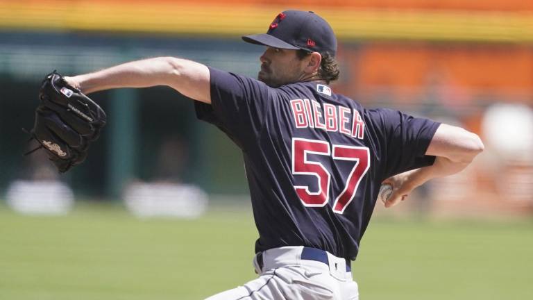 Shane Bieber fue clave en el triunfo de Indios.