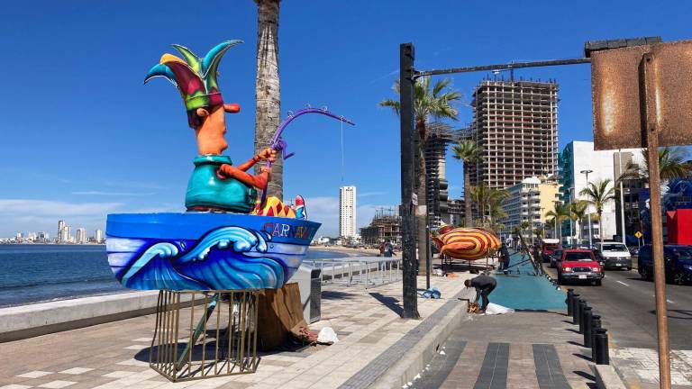 Los monigotes son los primeros carnavaleros que ya están esperando en el malecón la gran fiesta mazatleca.