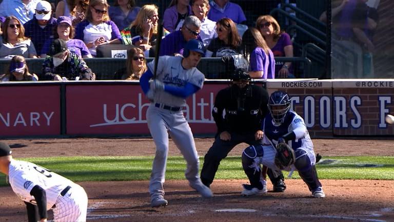 Freddie Freeman da su primer hit como Dodger.