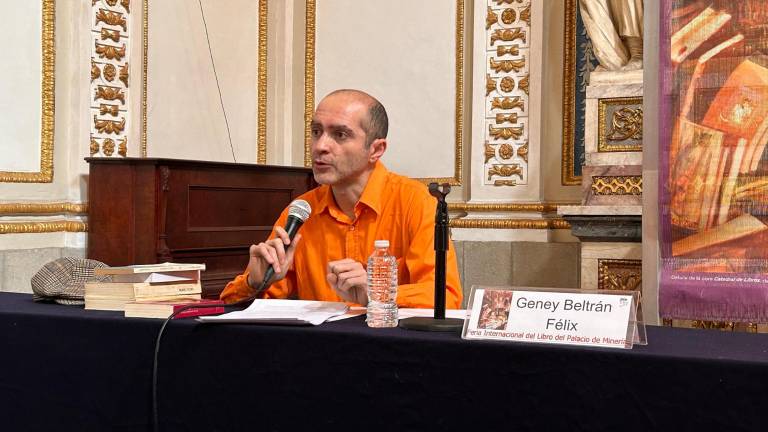 El escritor y ensayista sinaloense Geney Beltrán durante la conferencia.