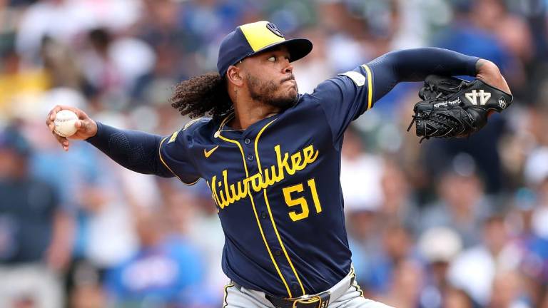 Freddy Peralta llegó a 15 triunfos luego que los Cerveceros doblegaran a los Cachorros en el primer choque de la doble cartelera.