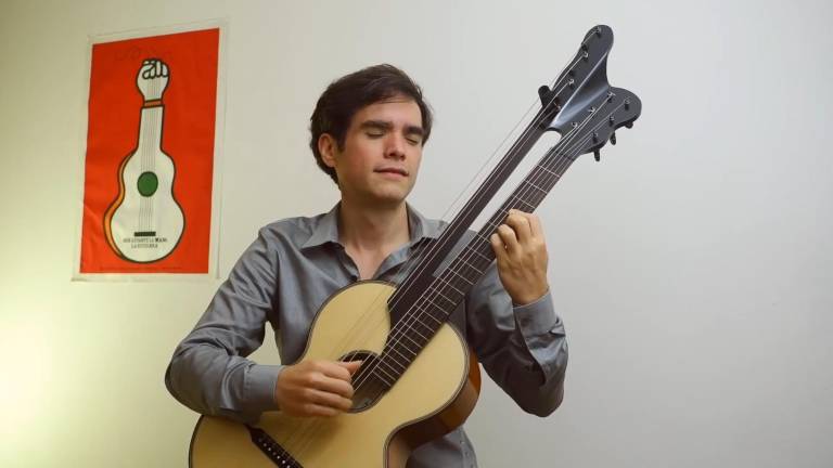 Durante el concierto, Omán Kaminsky utilizó un decacordio romántico.