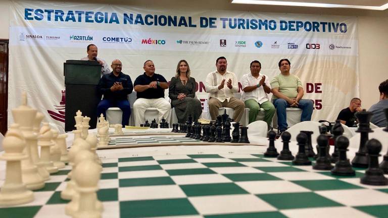 Emiliano Millán presenta a las autoridades presentes.