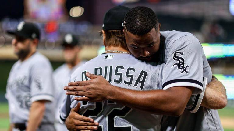 Eloy Jiménez es felicitado por TonyLaRussa tras el triunfo de los Medias Blancas.