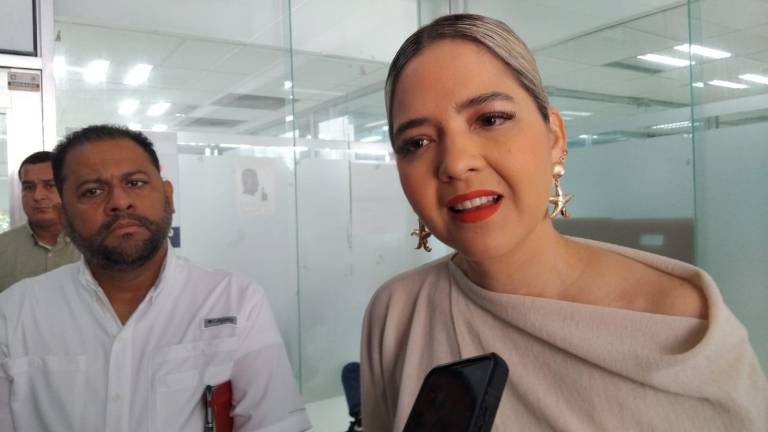 La Alcaldesa Estrella Palacios Domínguez explica el proyecto contemplado para el Parque Central.